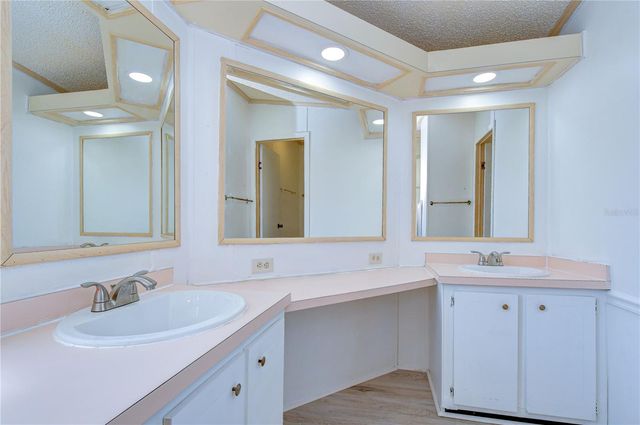 6055 CRESTVIEW LANE, Zephyrhills, FL 33542