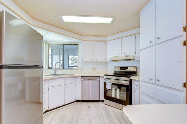 6055 CRESTVIEW LANE, Zephyrhills, FL 33542