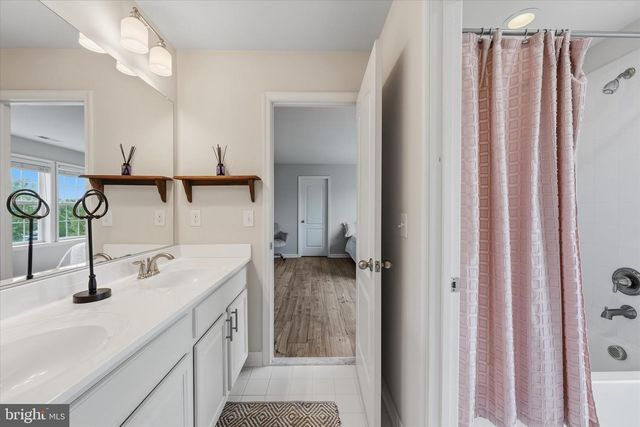 9049 STONE CREST DR, Warrenton, VA 20186