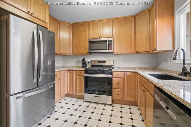 2012 Washington Avenue, St Albans, WV 25177