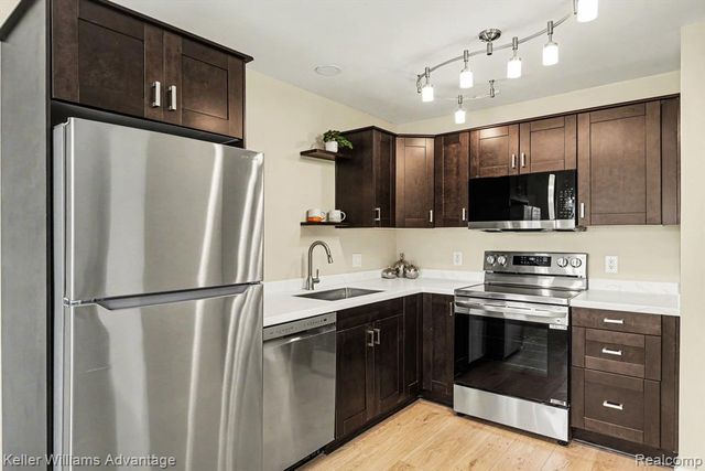 32718 Grand River Avenue C10, Farmington, MI 48336