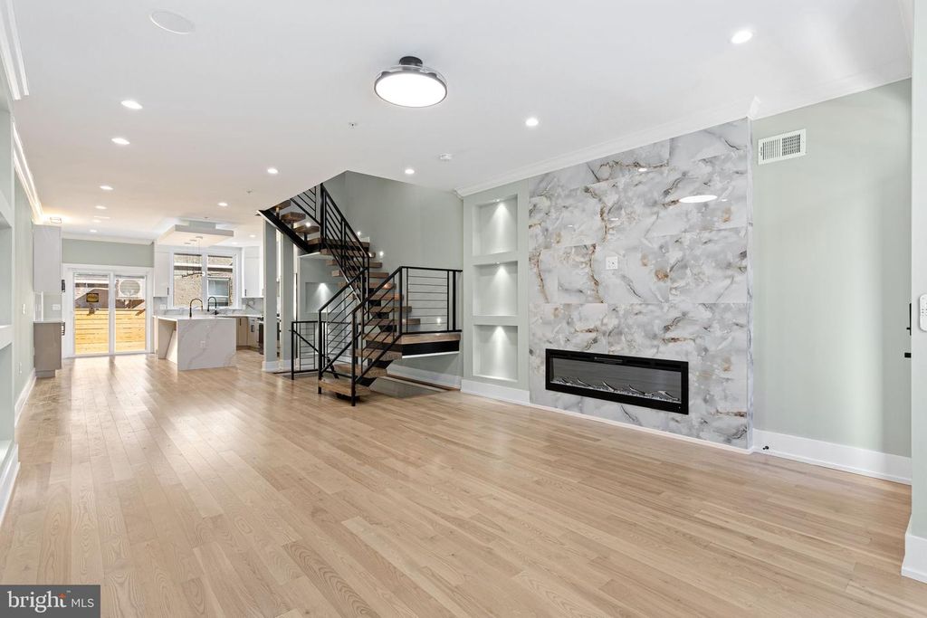 2327 E DAUPHIN ST, PHILADELPHIA, PA 19125 — photo 3