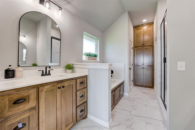 627 Honey Springs Lane, Shawnee, OK 74804