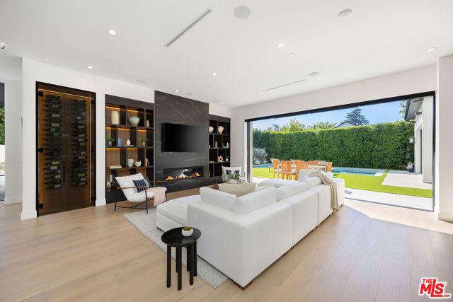 5003 Mammoth Avenue, Sherman Oaks, CA 91423