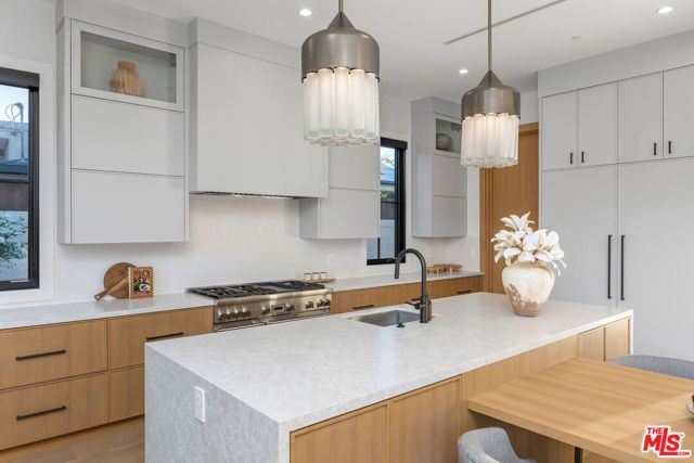 5003 Mammoth Avenue, Sherman Oaks, CA 91423