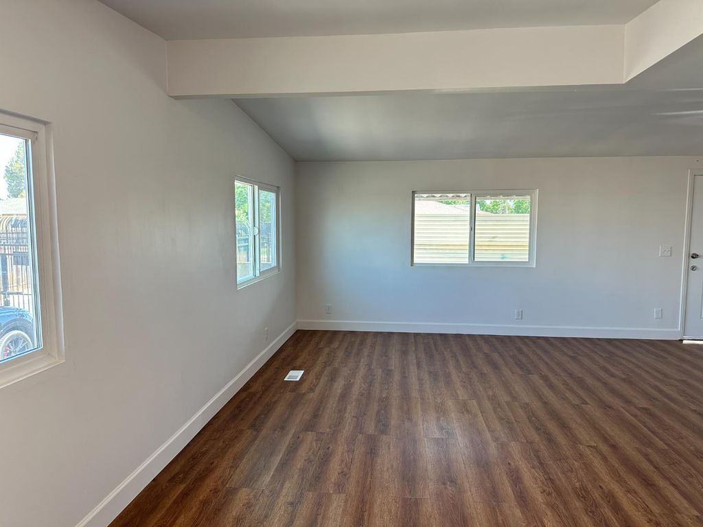 Image 4 of property listing at 3550 N Duke # 5, Fresno, CA 93727