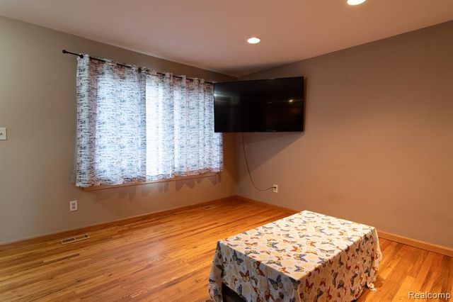 11666 Bora Court, Sterling Heights, MI 48312