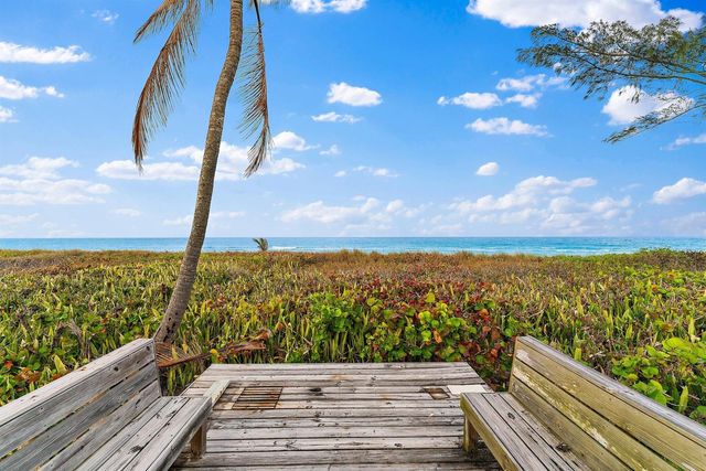 31 N Beach Road, Jupiter Island, FL 33455