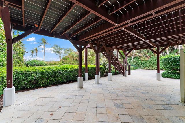 31 N Beach Road, Jupiter Island, FL 33455