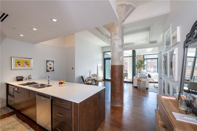 725 Johnson Court 517, Cleveland, OH 44113