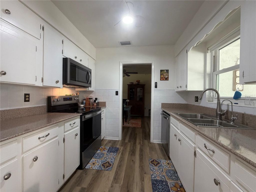 Image 12 of property listing at 4500 SW FRESHWATER COURT, Dunnellon, FL 34431