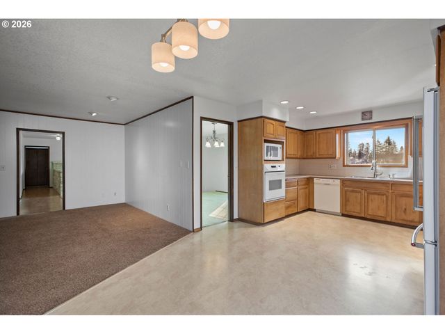 620 Nw QUEENS Ct, Hillsboro, OR 97124