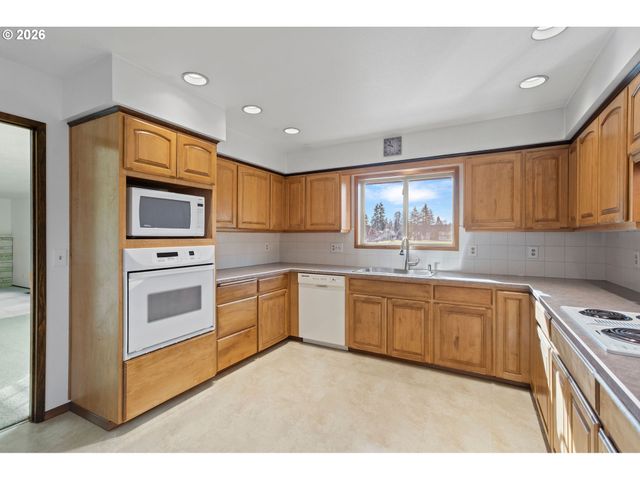 620 Nw QUEENS Ct, Hillsboro, OR 97124