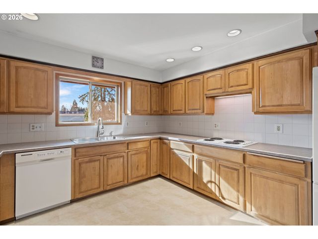 620 Nw QUEENS Ct, Hillsboro, OR 97124