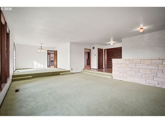 620 Nw QUEENS Ct, Hillsboro, OR 97124