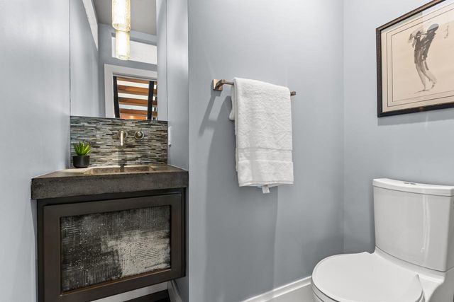 9200 Hearthstead Lane, Eden Prairie, MN 55347