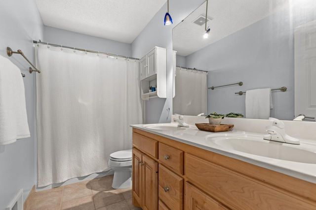9200 Hearthstead Lane, Eden Prairie, MN 55347