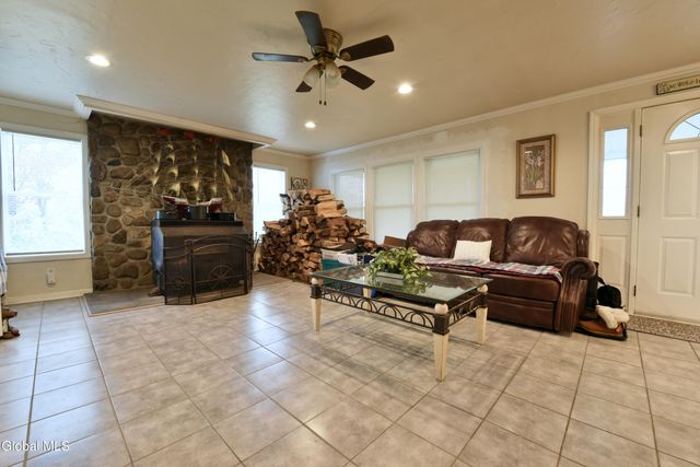 454-456 Vliet St Ext, Colonie, NY 12047