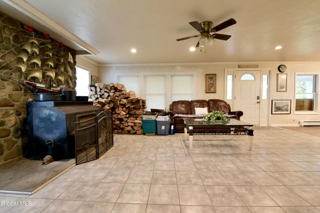 454-456 Vliet St Ext, Colonie, NY 12047