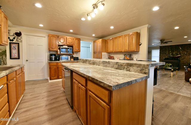 454-456 Vliet St Ext, Colonie, NY 12047