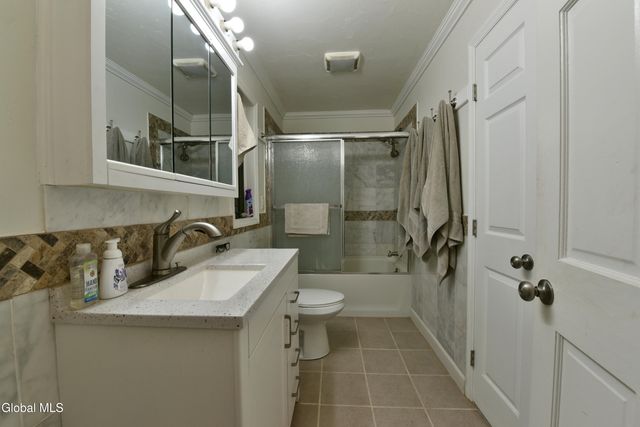 454-456 Vliet St Ext, Colonie, NY 12047