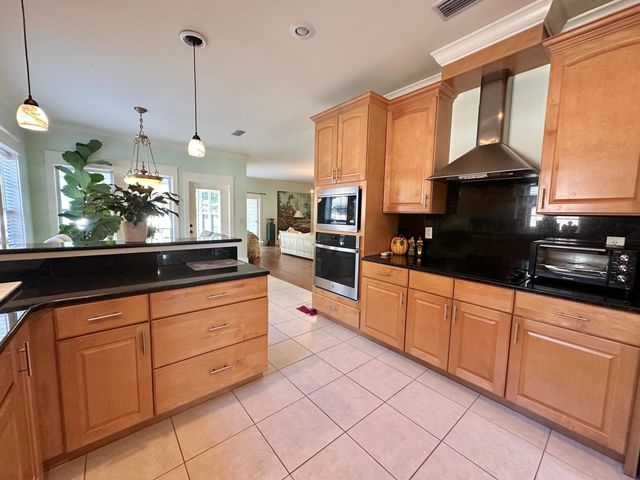 786 Symphony Way, Freeport, FL 32439