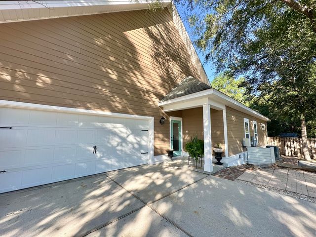 786 Symphony Way, Freeport, FL 32439