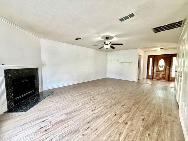 223 Almond Drive, Lake Jackson, TX 77566