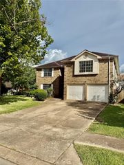 223 Almond Drive, Lake Jackson, TX 77566