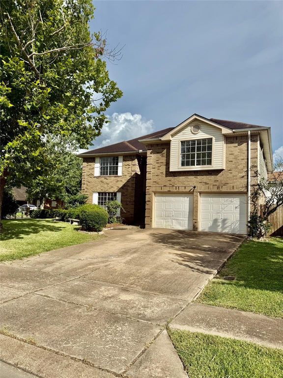 223 Almond Drive, Lake Jackson, TX 77566