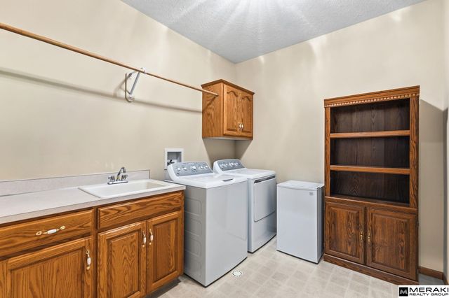 1303 Western Hills Drive, Papillion, NE 68046