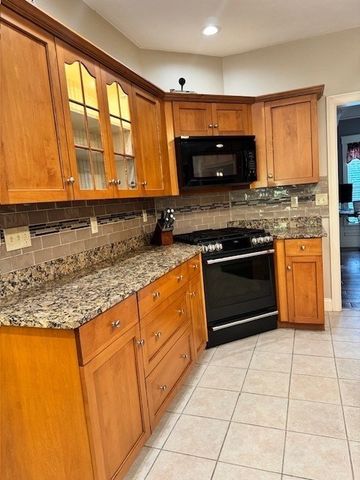 10 Essex St, Douglas, MA 01516