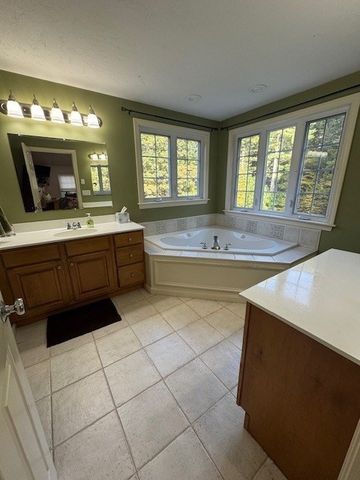 10 Essex St, Douglas, MA 01516