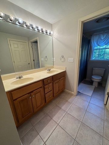 10 Essex St, Douglas, MA 01516