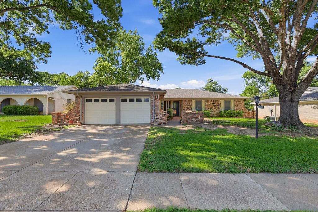 1516 Lamplighter Lane, Edgecliff Village, TX 76134