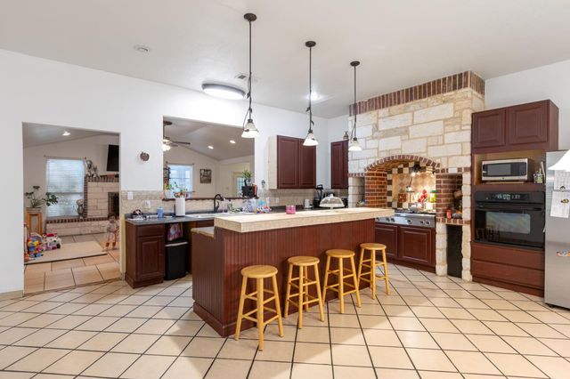 176 Old Lexington RD C, Elgin, TX 78621