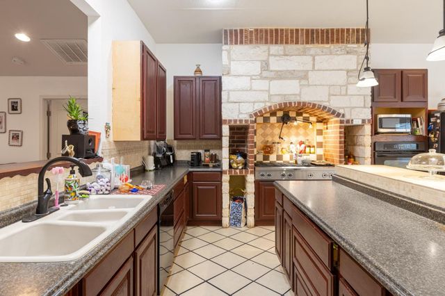 176 Old Lexington RD C, Elgin, TX 78621