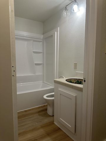 176 Old Lexington RD C, Elgin, TX 78621