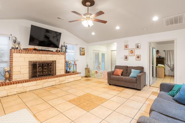 176 Old Lexington RD C, Elgin, TX 78621