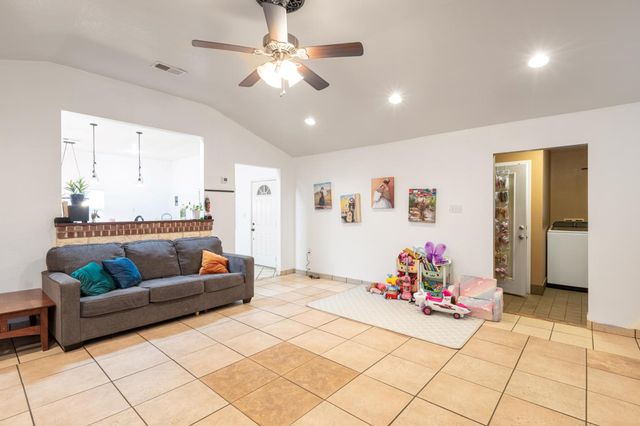 176 Old Lexington RD C, Elgin, TX 78621