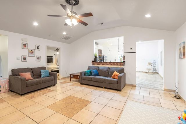 176 Old Lexington RD C, Elgin, TX 78621