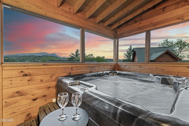 427 Big Bear Way, Pigeon Forge, TN 37863