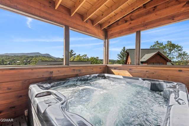 427 Big Bear Way, Pigeon Forge, TN 37863