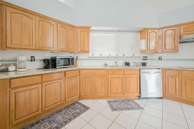 9310 Corner Oaks Ln, Houston, TX 77036