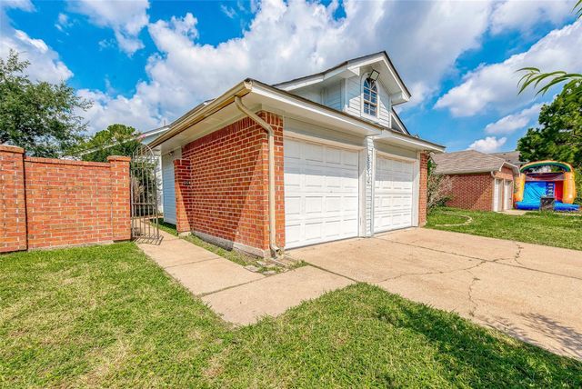 9310 Corner Oaks Ln, Houston, TX 77036