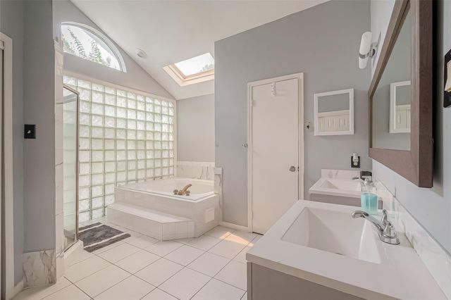9310 Corner Oaks Ln, Houston, TX 77036