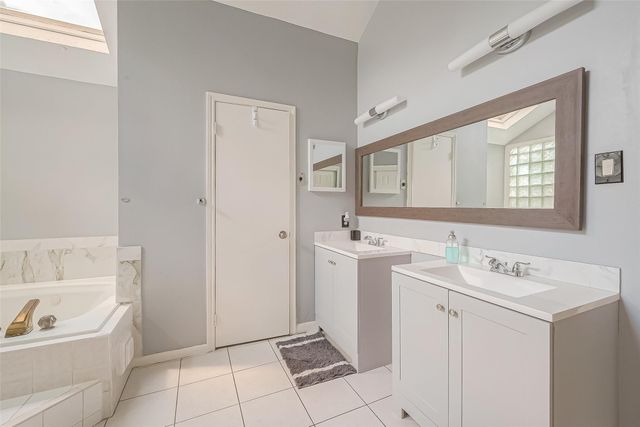 9310 Corner Oaks Ln, Houston, TX 77036