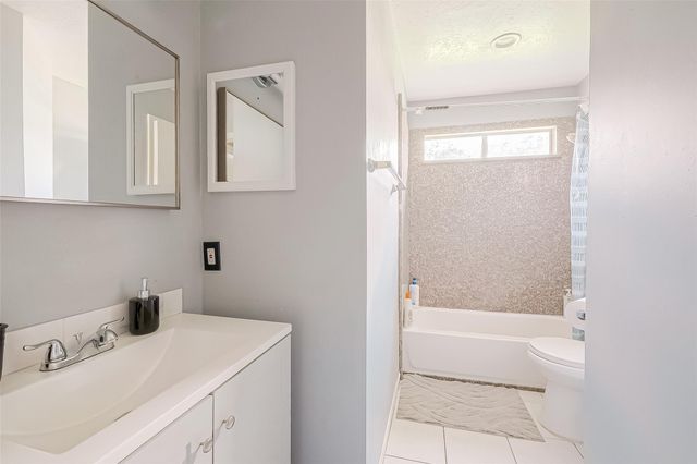 9310 Corner Oaks Ln, Houston, TX 77036
