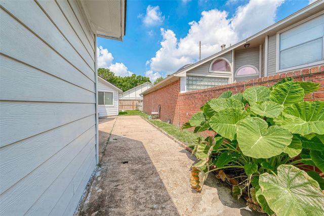 9310 Corner Oaks Ln, Houston, TX 77036