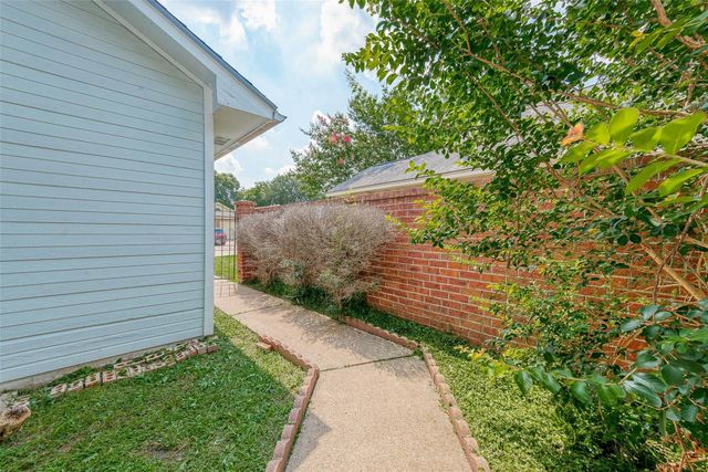 9310 Corner Oaks Ln, Houston, TX 77036